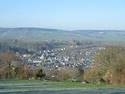 Vue sur le centre ancien protégé de Theux et l'église Saints-Hermès-et-Alexandre (XIe&nbsp;siècle).