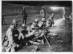 Mitrailleuse Hotchkiss en position de tir.