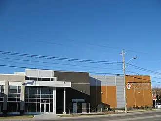 Photographie couleur du centre sportif Lacroix-Dutil vue de l'extérieur