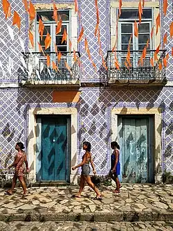 Façade d'une maison dans le centre historique avec des azulejos.