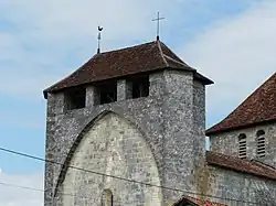 Partie supérieure du donjon-porche de l'église.