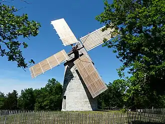 Le moulin à vent des Terres blanches.