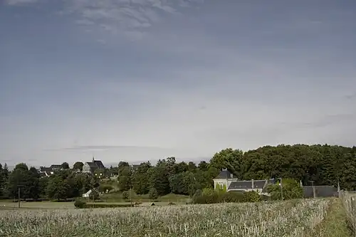 le bourg de Cerelles et le château de la Bédouère en contrebas vus du plateau de l'Héreau