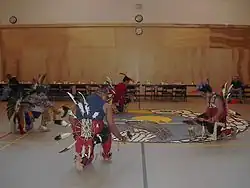 Danse cérémonielle au School Gymnasium.