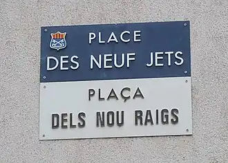 Panneau bilingue de la place des Neuf-Jets