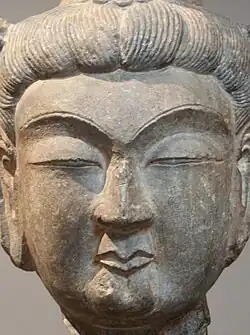 Tête de bodhisattva. Dynastie Tang (618-907), fin VIIe siècle. Grès. Musée Cernuschi