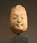 Tête de Bodhisattva. Marbre blanc, H. : 32,5&nbsp;cm. Hebei. Musée Cernuschi. Site du musée.