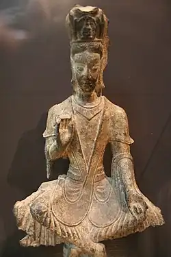 Bodhisattva Avalokitesvara. Grès, H. 43,5&nbsp;cm. Grottes de Yungang, Shanxi. Fin du Ve&nbsp;siècle. Wei du nord . Musée Cernuschi