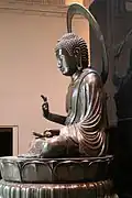 Vitarka-mudrā. Bouddha japonais, XVIIIe siècle. Paris, Musée Cernuschi.