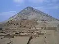 Vue de la Huaca de la Luna, avec le Cerro Blanco en arrière-plan.