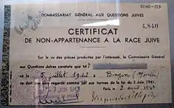 « Certificat de non-appartenance à la race juive » délivré par le Commissariat en 1943.