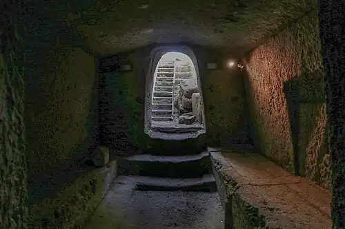 1re salle et chambre funéraire.