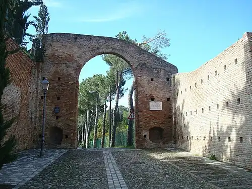 Porta Montanara et début des murs de la Rocca Vecchia.
