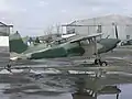 Sur ce Cessna U-17 militaire grec la roulette de queue apparait très bien.