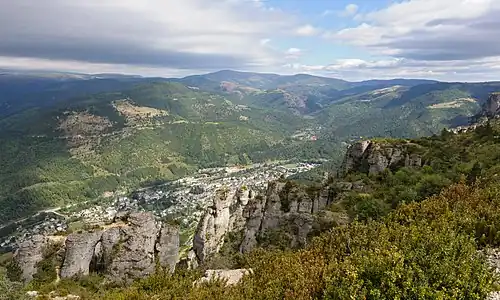 Vue depuis le bord du causse Méjean : Florac, dans le sud.