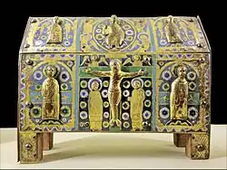 Châsse représentant la Crucifixion (début XIIIe&nbsp;siècle, Musée de Cluny).