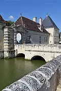 Bâtiments et douves de l'ancien château.