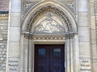 Porte d'entrée.
