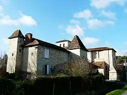 Le manoir de Preyssac attenant à l'église Saint-Jean-Baptiste.