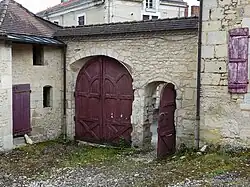 Accès au domaine par une porte charretière et une porte piétonne.