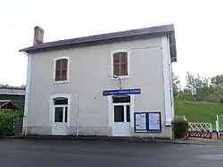Le bâtiment de la gare, côté parking.