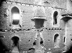 Intérieur du donjon : vestiges des cheminées.