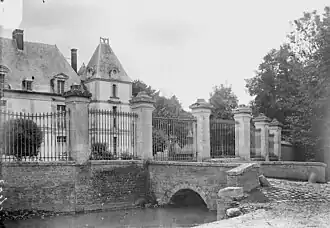 L'entrée du château en 1914Photo G. Durand.