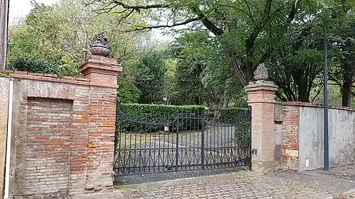 La grille d'entrée.