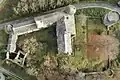 Vue aérienne du château, sur laquelle on peut voir les traces des parties détruites, ainsi que le plan global