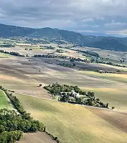 Vue aérienne du château de Genas et de la plaine des Andrans