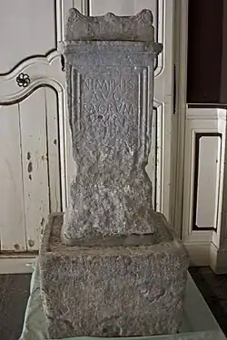 Cippe votif dédié aux nymphes, trouvé sur le lieu des thermes.