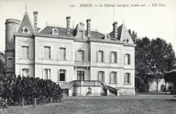 Façade d'un château du {{s-|xix}} avec de nombreuses fenêtres et cheminées.