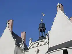 Photographie rapprochée du campanile.