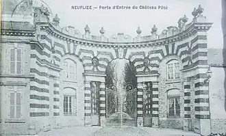 Porterie dans le village, avant 1914.