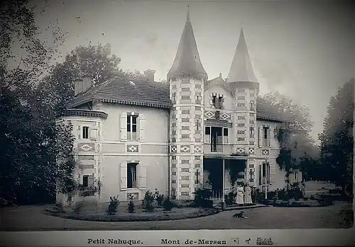 Château « Petit Nahuques » à Mont-de-Marsan, situé avenue de Villeneuve face au parc de animalier de Nahuques. Ne doit pas être confondu avec le château de Nahuques, situé non loin de là en haut de la butte.
