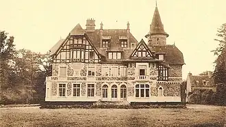 La façade du château de Villeneuve au début du XXe&nbsp;siècle (carte postale).