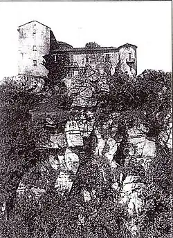 Photo de la façade Est du château en 1906. Aujourd'hui, la partie de droite a entièrement disparu.