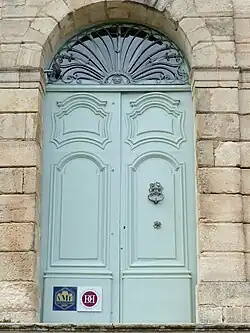 Vue détaillée de la porte d'entrée.