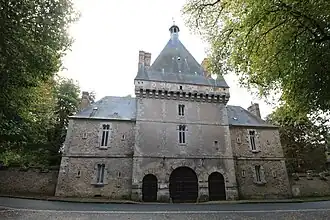 Portail d'entrée datant en partie du XIVe&nbsp;siècle.