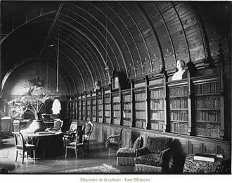 La grande bibliothèque du château d'Escorpain entre 1900 et 1920.