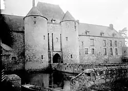 Châtelet d'entrée et ses douves.