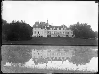 Façade nord, plan d'eau au premier plan