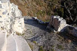 Deux murets séparés menant à un couloir.