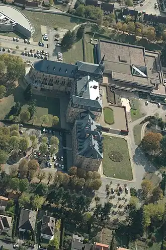 La toiture plate du bâtiment des Archives départementales (en haut à droite), à côté du château de Bellevue à Yzeure.