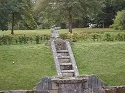 Une des fontaines qui agrémentent le parc.