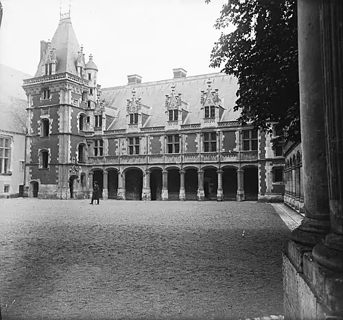 Olivier Bourbeau, Cour du château de Blois, 1890-1922. Photographie stéréoscopique. Bibliothèque municipale du Havre. En ligne sur Nutrisco.