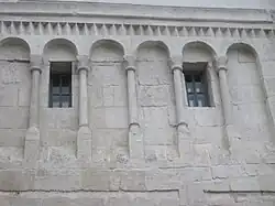 Arcatures et frise décorative de la tour.