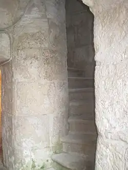 Pied de l'escalier où le corps du prince André, assassiné, est découvert.