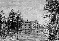 Gravure noir et blanc montrant un château avec des tours d'angle rondes, entouré d'un étang.