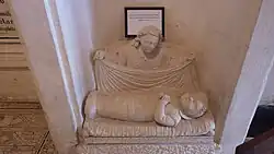 Monument funéraire dans le mur sud